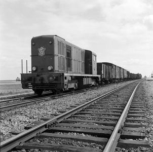 803862 Afbeelding van de diesel-electrische locomotief nr. 2510 (serie 2400/2500) van de N.S. met een goederentrein te ...